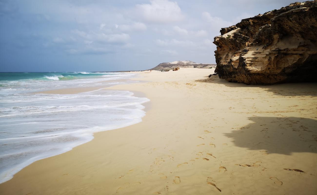 Photo de Varandinha Beach avec sable beige fin de surface