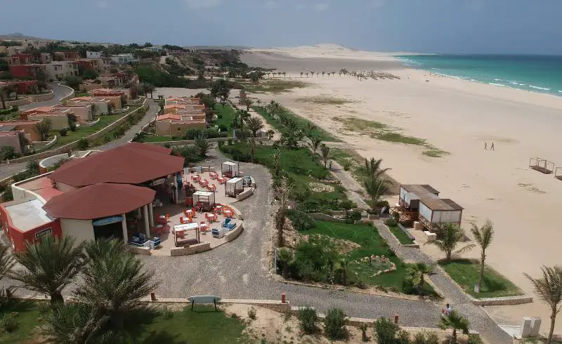 Photo de Chaves Beach avec sable fin et lumineux de surface