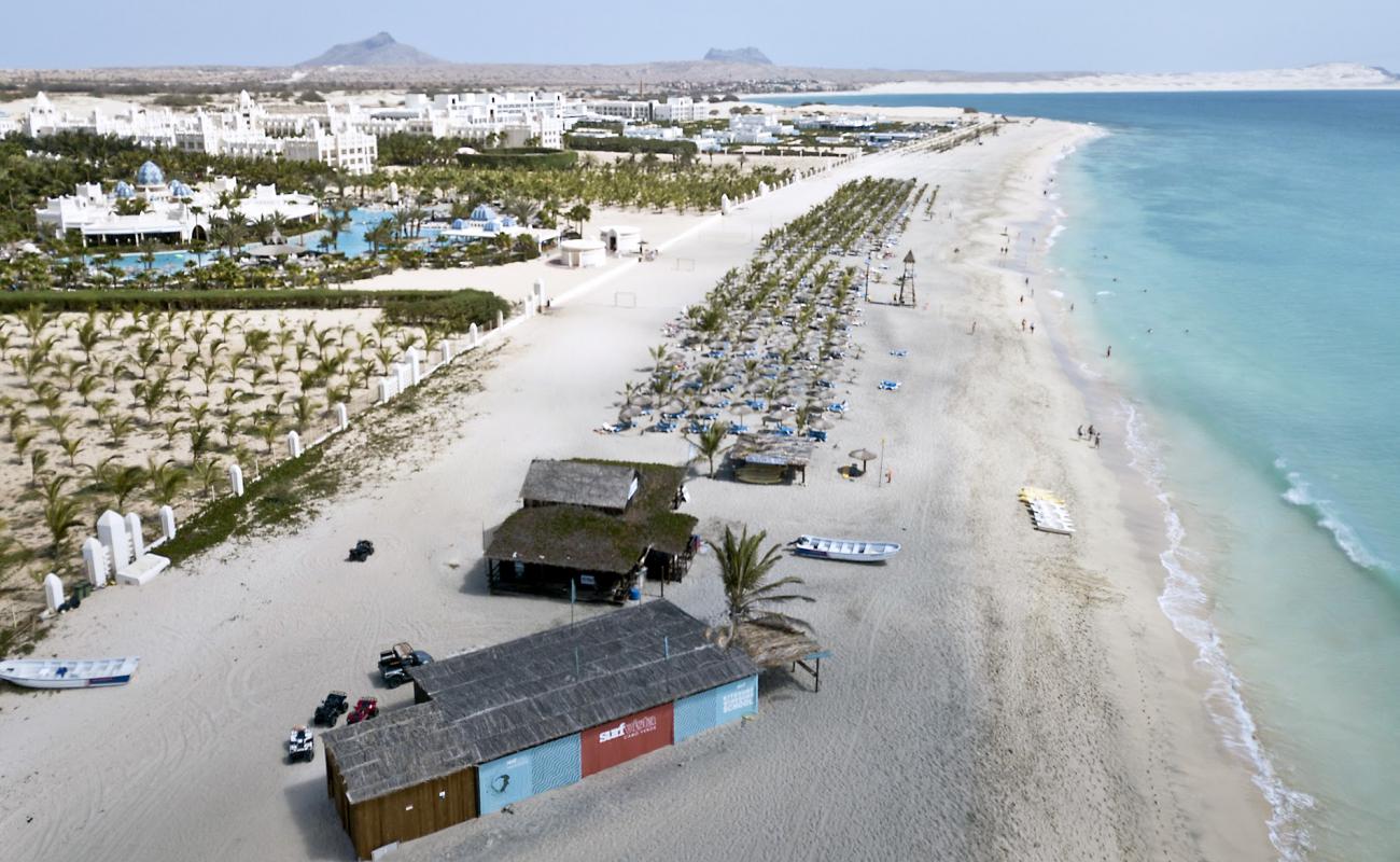 Photo de Praia das Dunas Beach avec sable fin et lumineux de surface