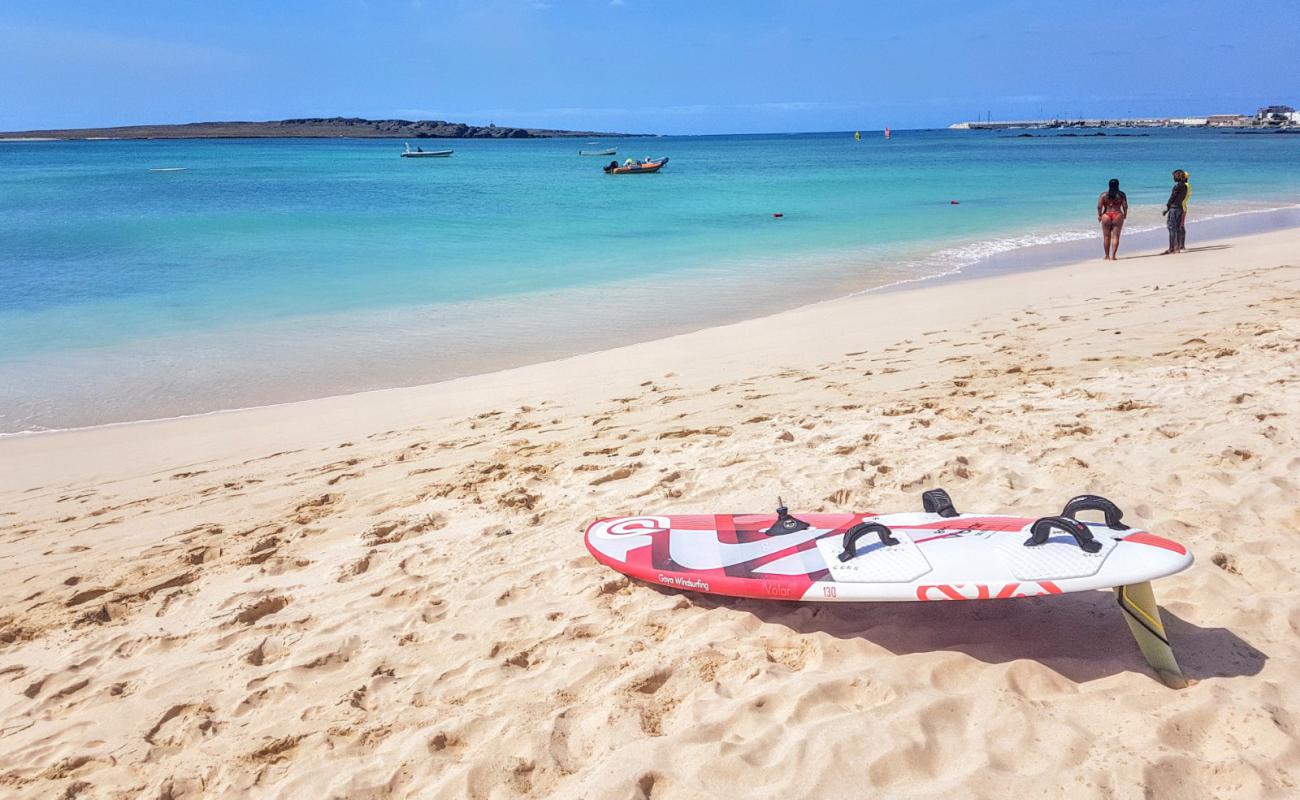 Photo de Charlotte Beach avec sable beige de surface