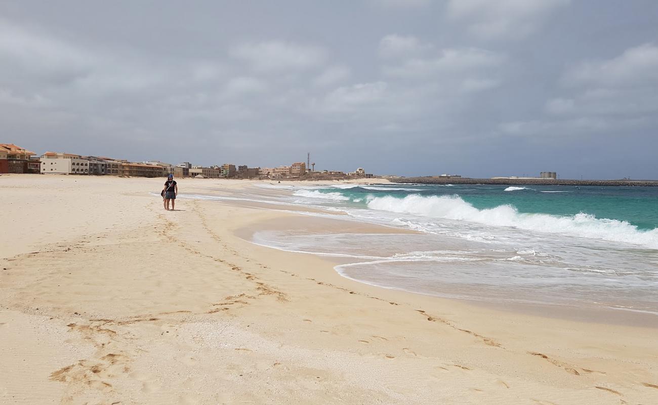 Photo de Praia de Cabral avec sable lumineux de surface