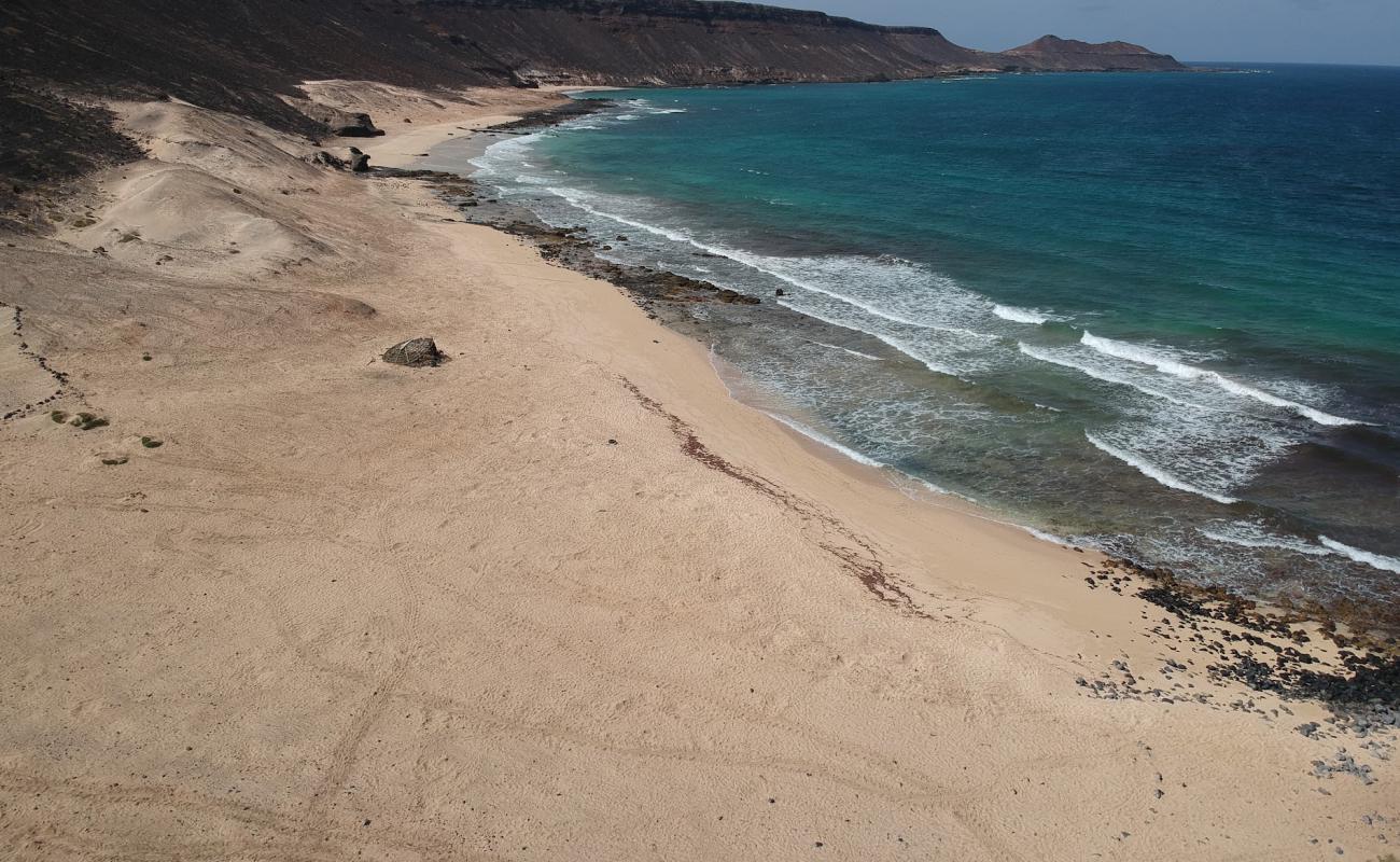 Photo de Ponta da Fragata avec sable brillant et rochers de surface