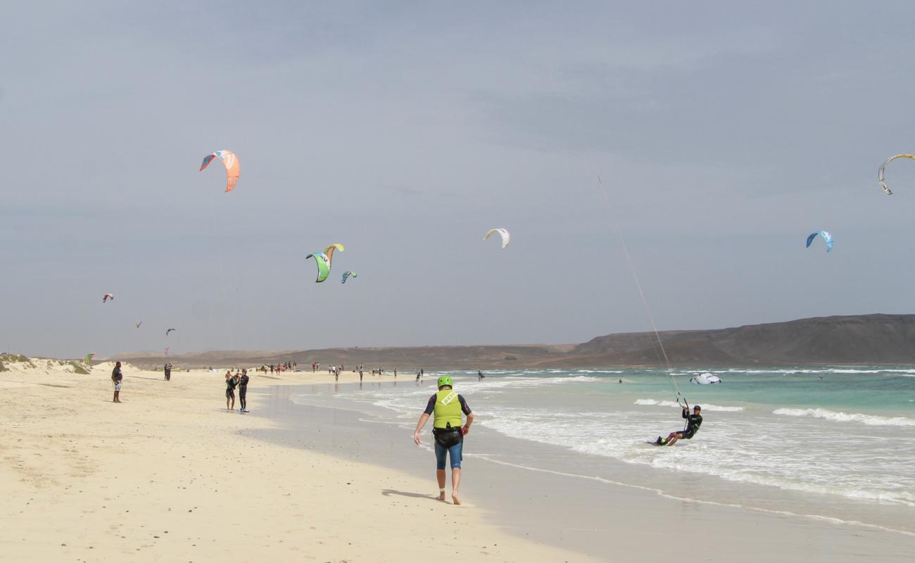 Photo de Kite Beach - Sal Cape Verde avec sable lumineux de surface