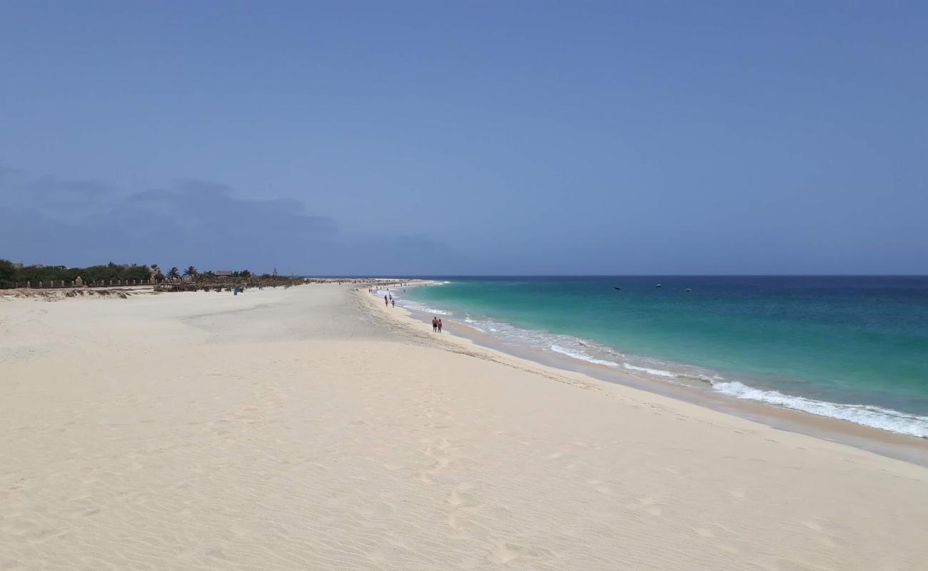 Photo de Dune of Sal Beach avec sable fin et lumineux de surface