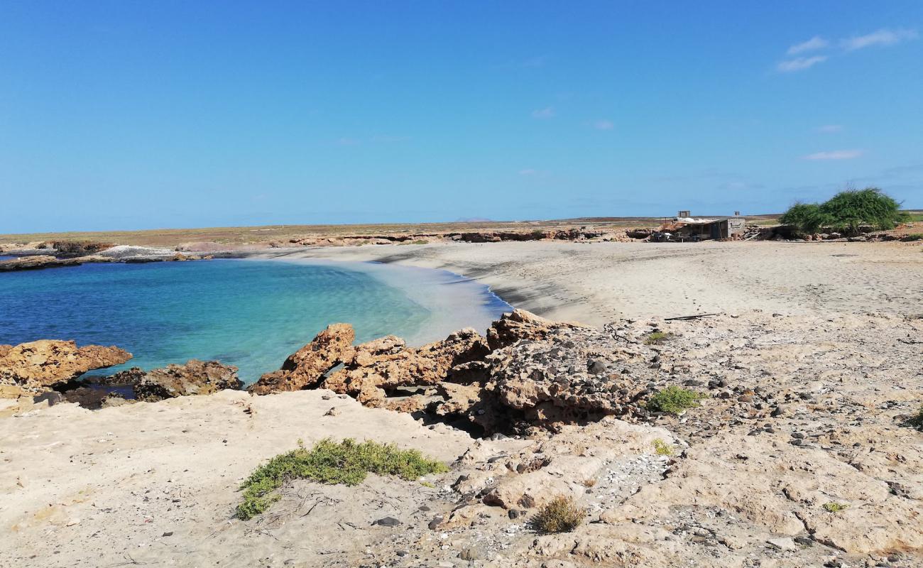 Photo de Calheta Funda Beach avec sable lumineux de surface