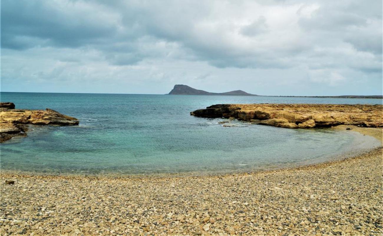 Photo de Baia da Murdeira avec sable brillant et rochers de surface