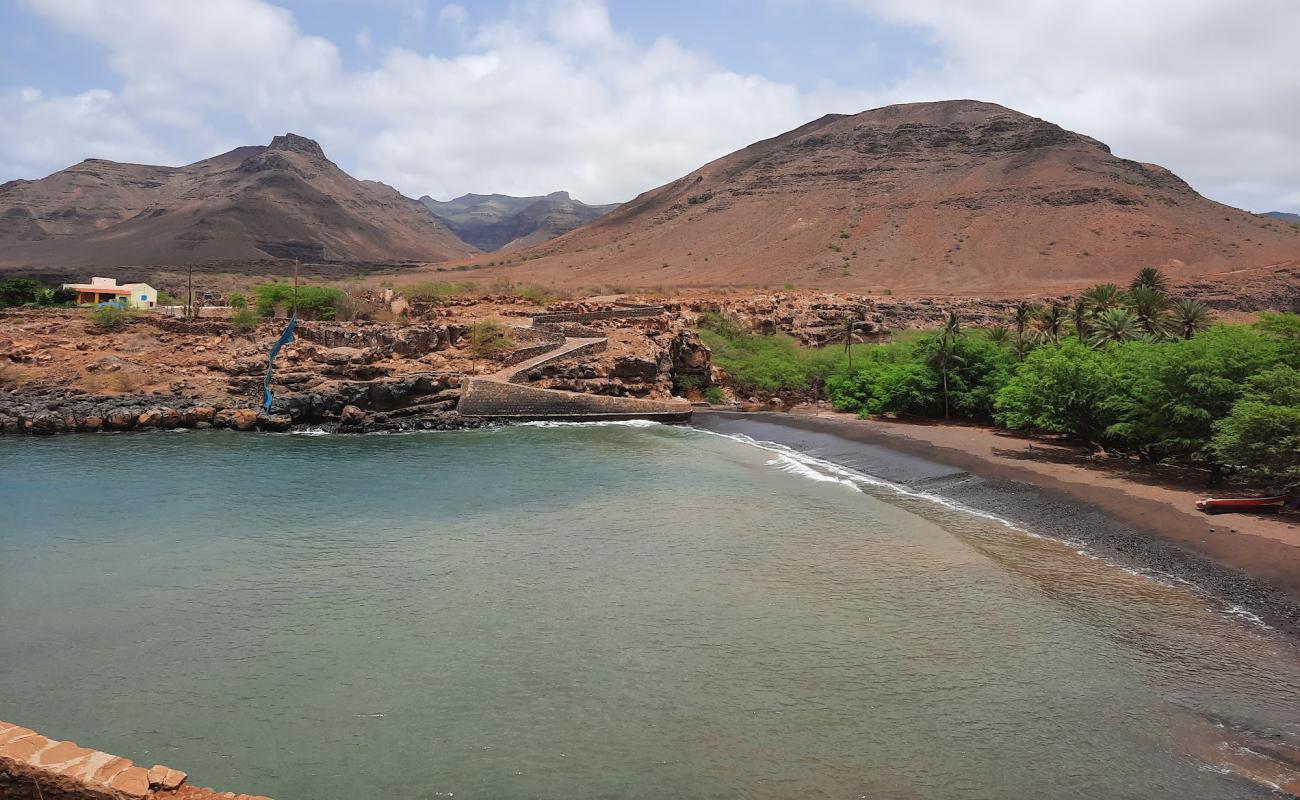 Photo de Gombeza Bay Beach avec sable brun & rochers de surface