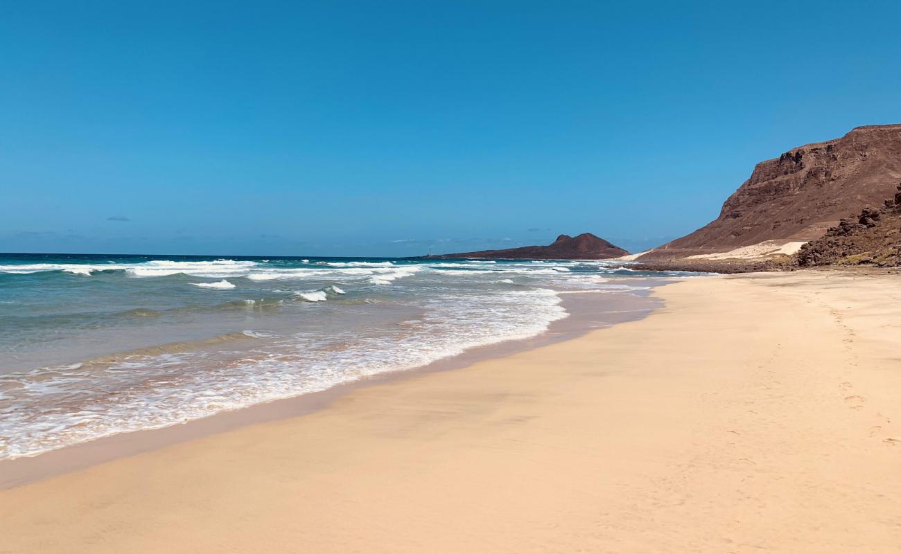 Photo de Praia Grande avec sable beige & pierres de surface