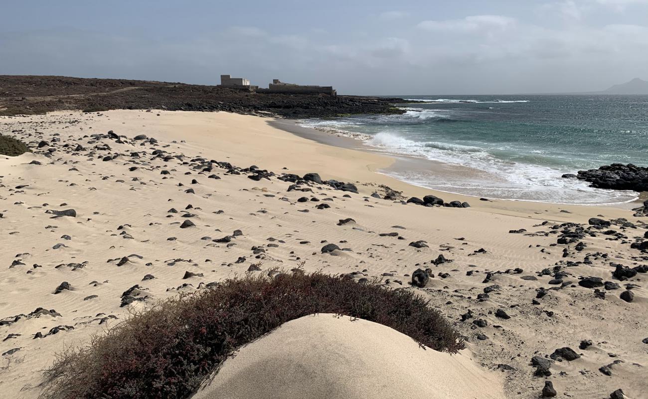 Photo de Sandy Beach avec sable beige & pierres de surface