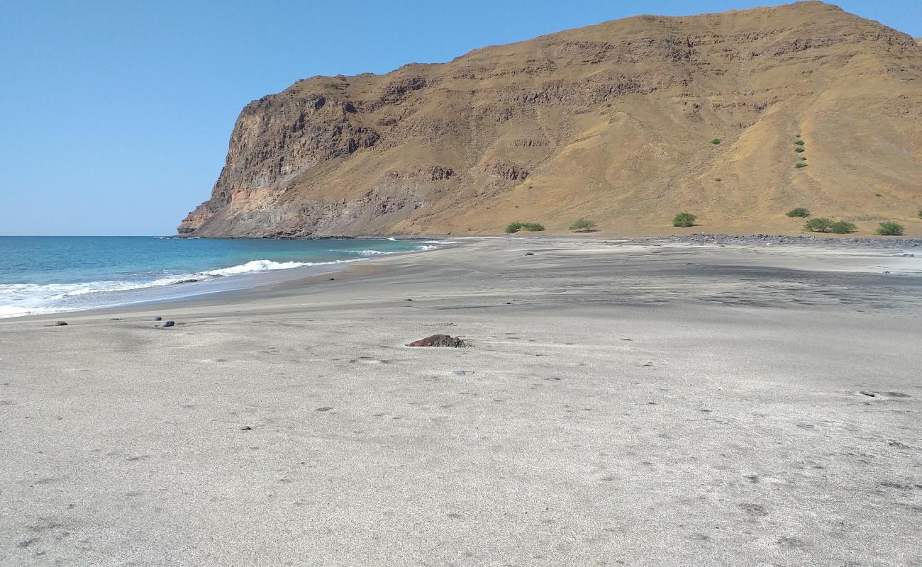 Photo de Flamengo beach avec sable beige & pierres de surface