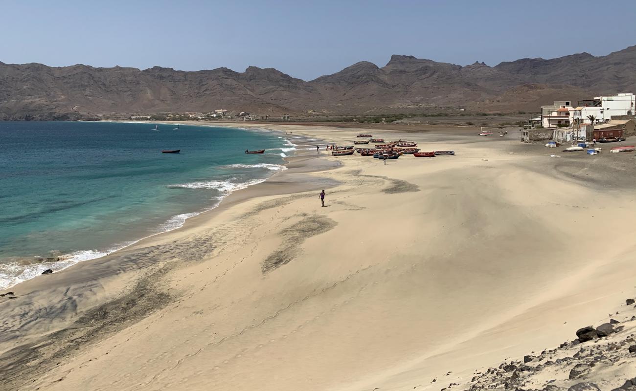 Photo de Praia de Sao Pedro avec sable beige de surface