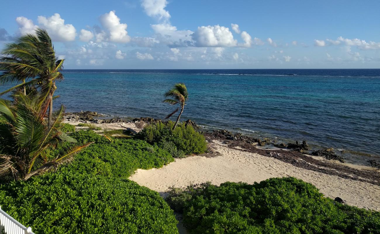Photo de Caiman Kai beach avec sable beige de surface