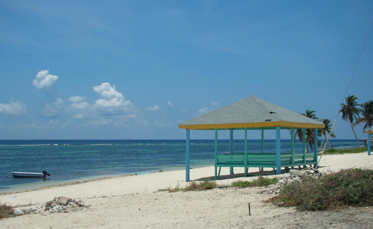 Photo de East End beach avec sable beige fin de surface