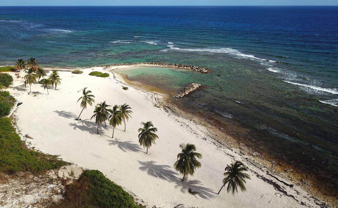 Photo de St.James beach avec sable beige fin de surface