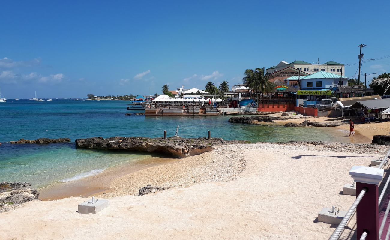 Photo de Hog Sty beach avec sable beige de surface