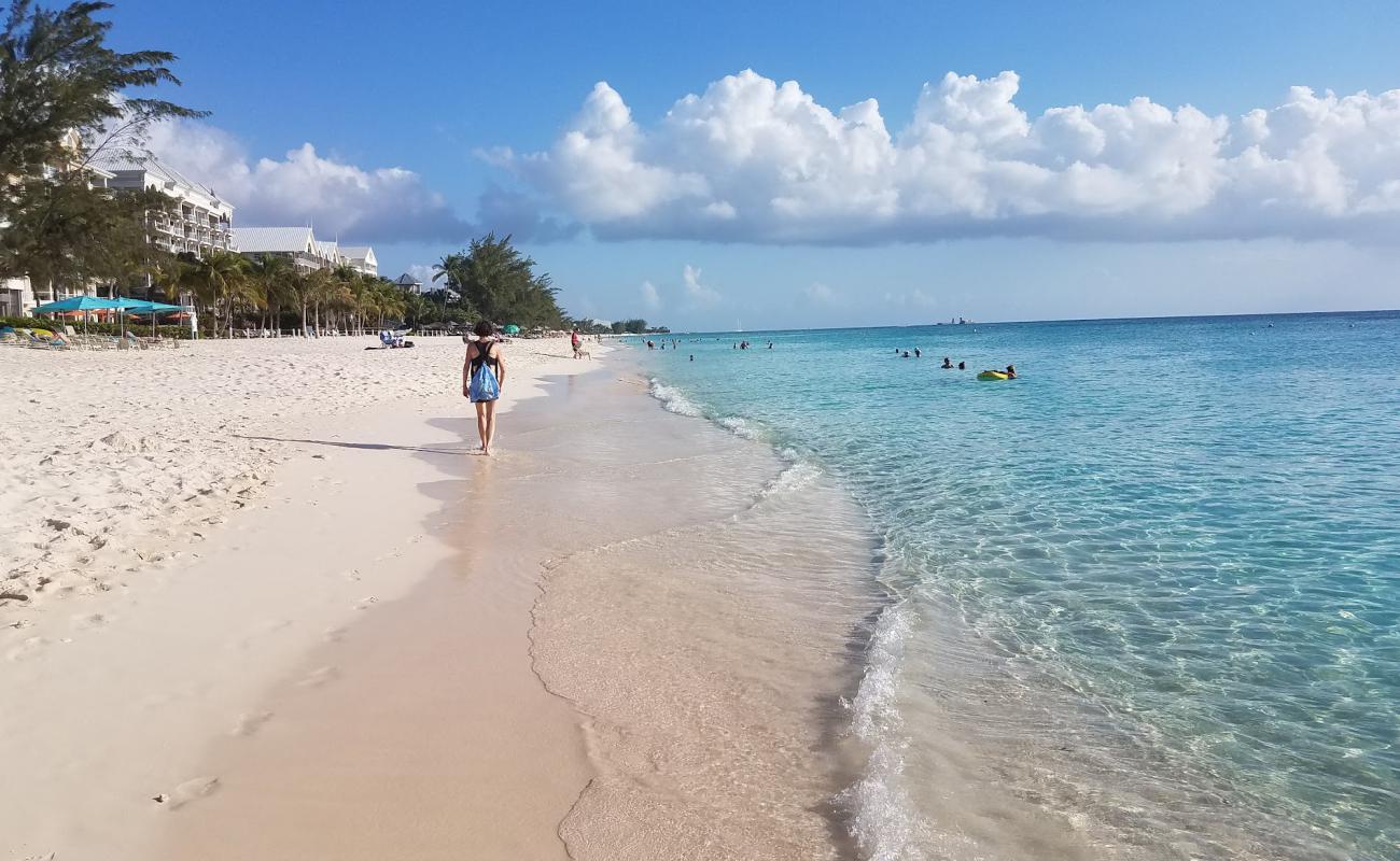 Photo de Plage de Seven Mile avec sable beige fin de surface