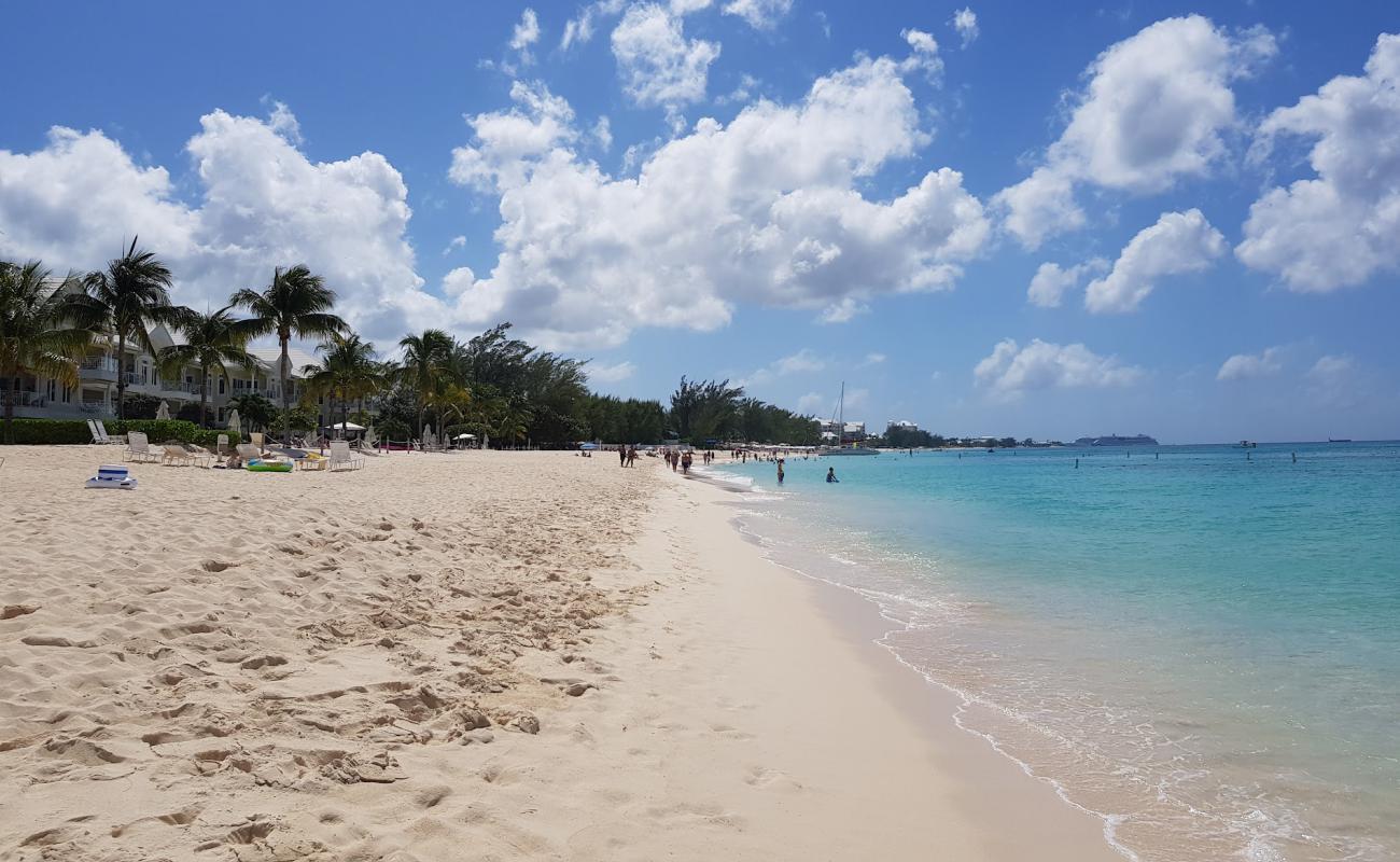 Photo de Governors beach avec sable fin et lumineux de surface