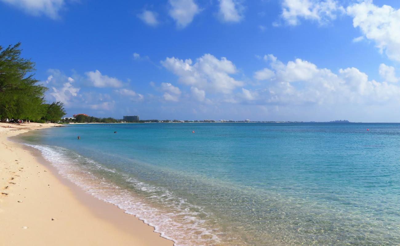 Photo de West Bay beach avec sable beige fin de surface