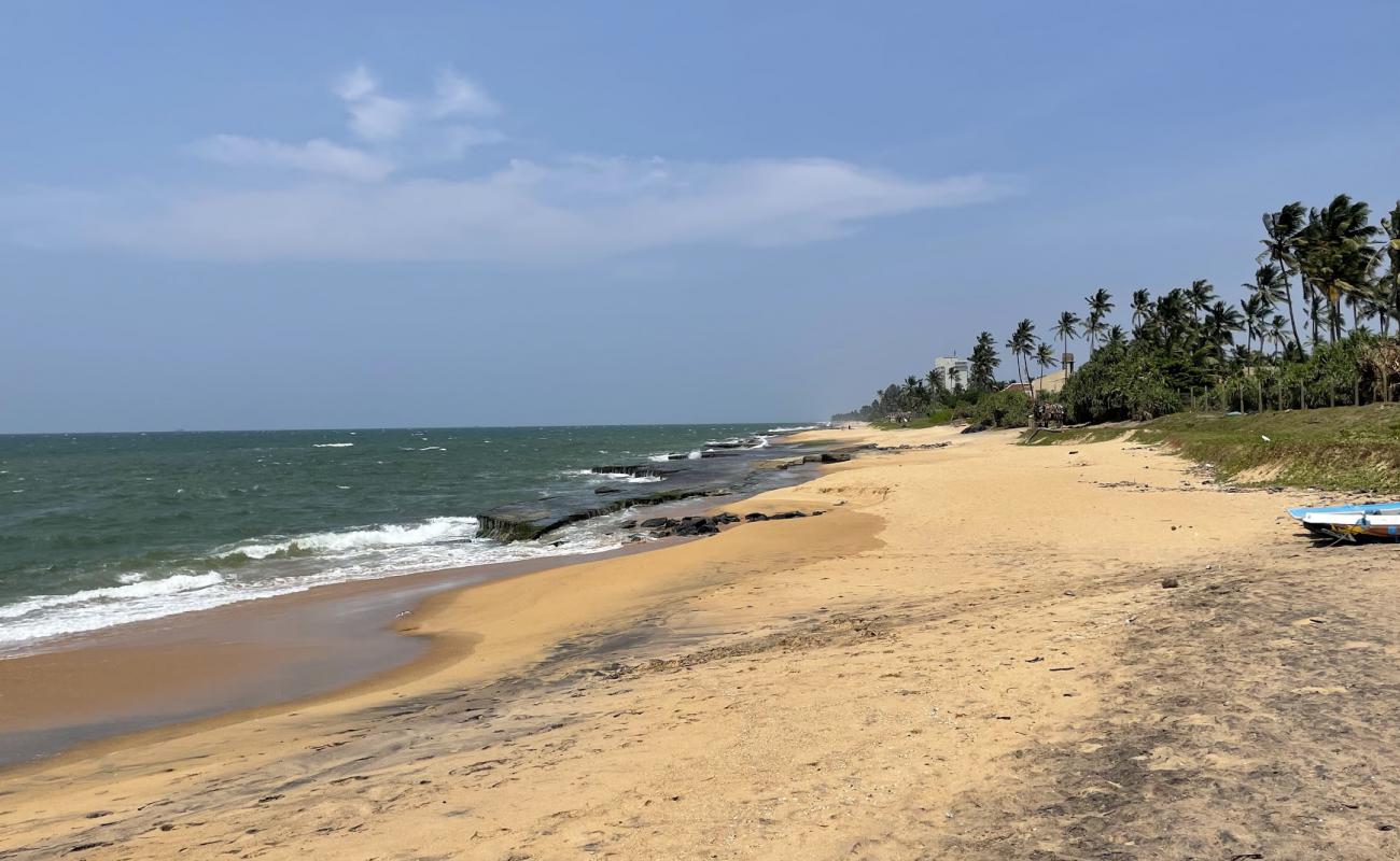 Photo de Uswetakeiyawa Beach avec sable brillant et rochers de surface