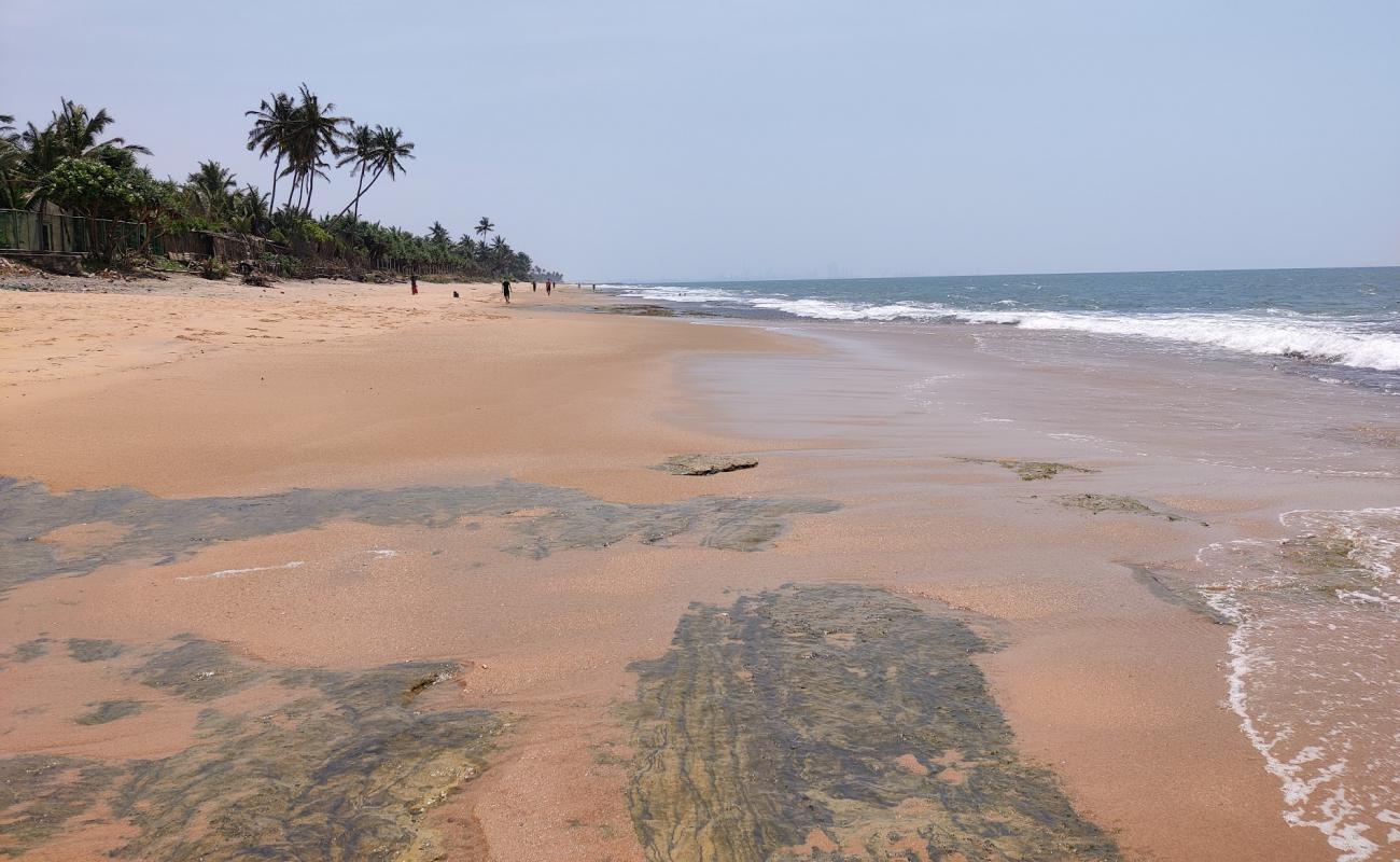 Photo de Bopitiya Beach avec sable brillant et rochers de surface