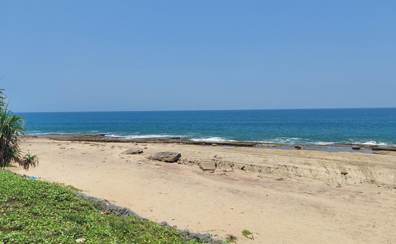 Photo de Morawala Beach avec sable beige de surface