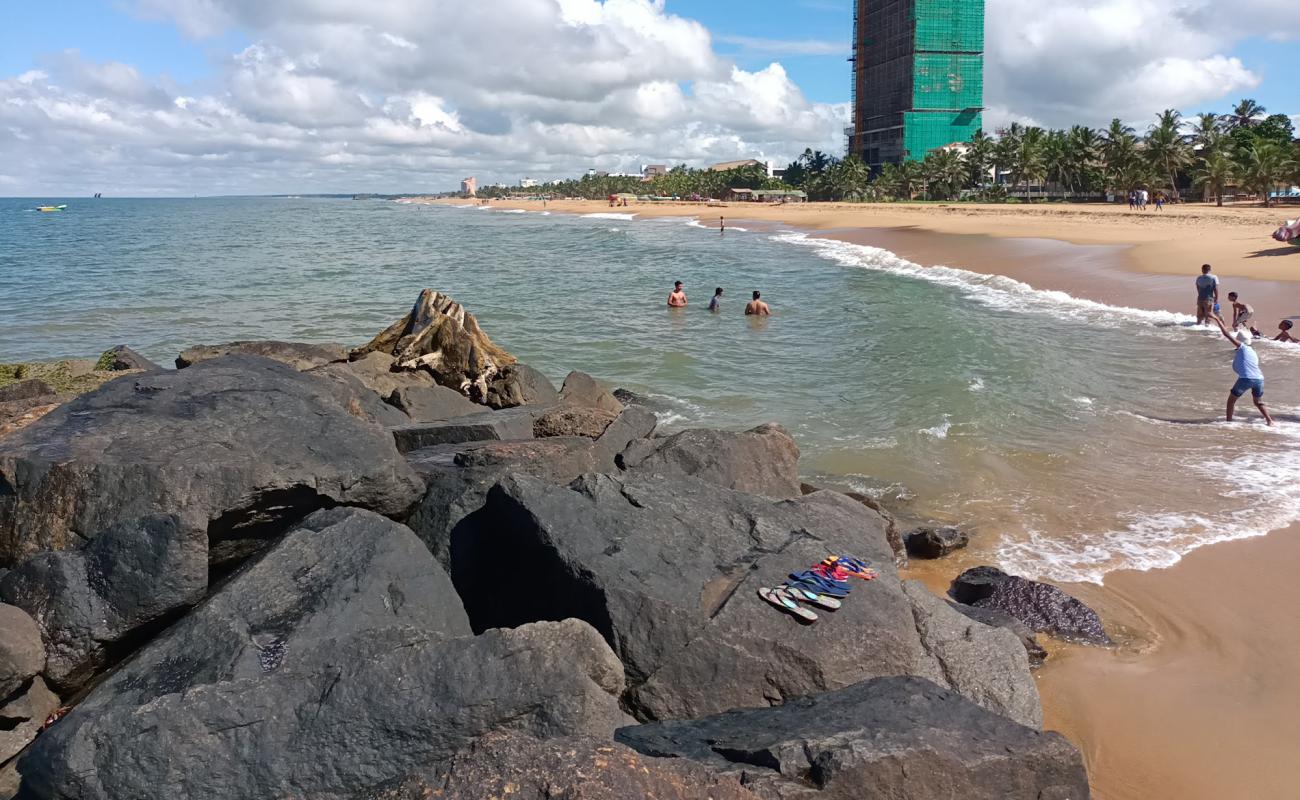 Photo de Browns Beach avec sable lumineux de surface