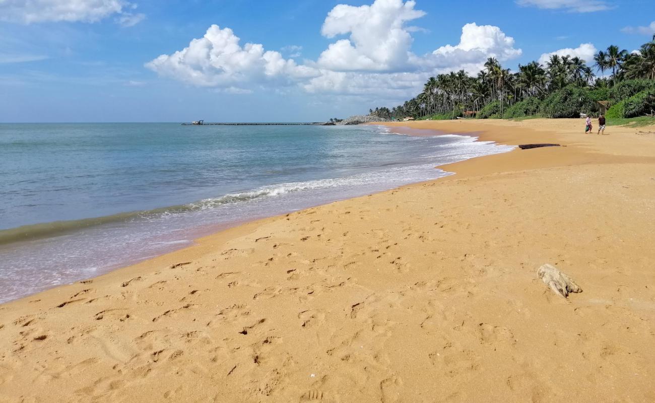 Photo de Vellamankada Beach avec sable lumineux de surface