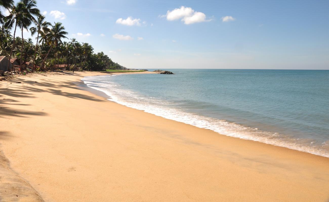 Photo de Lansigama Beach avec sable lumineux de surface