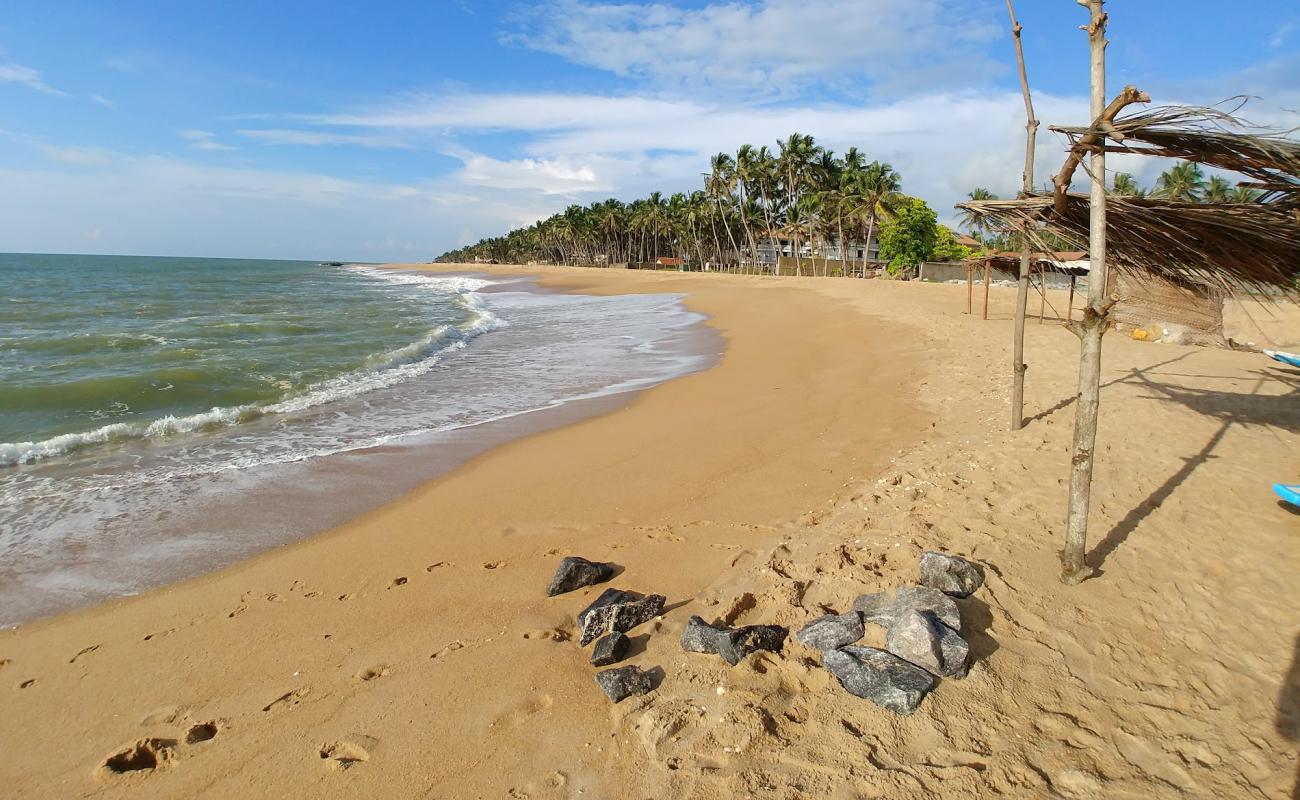 Photo de Thalwila Beach avec sable lumineux de surface