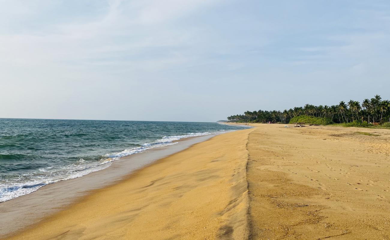 Photo de Iranawila Beach avec sable lumineux de surface