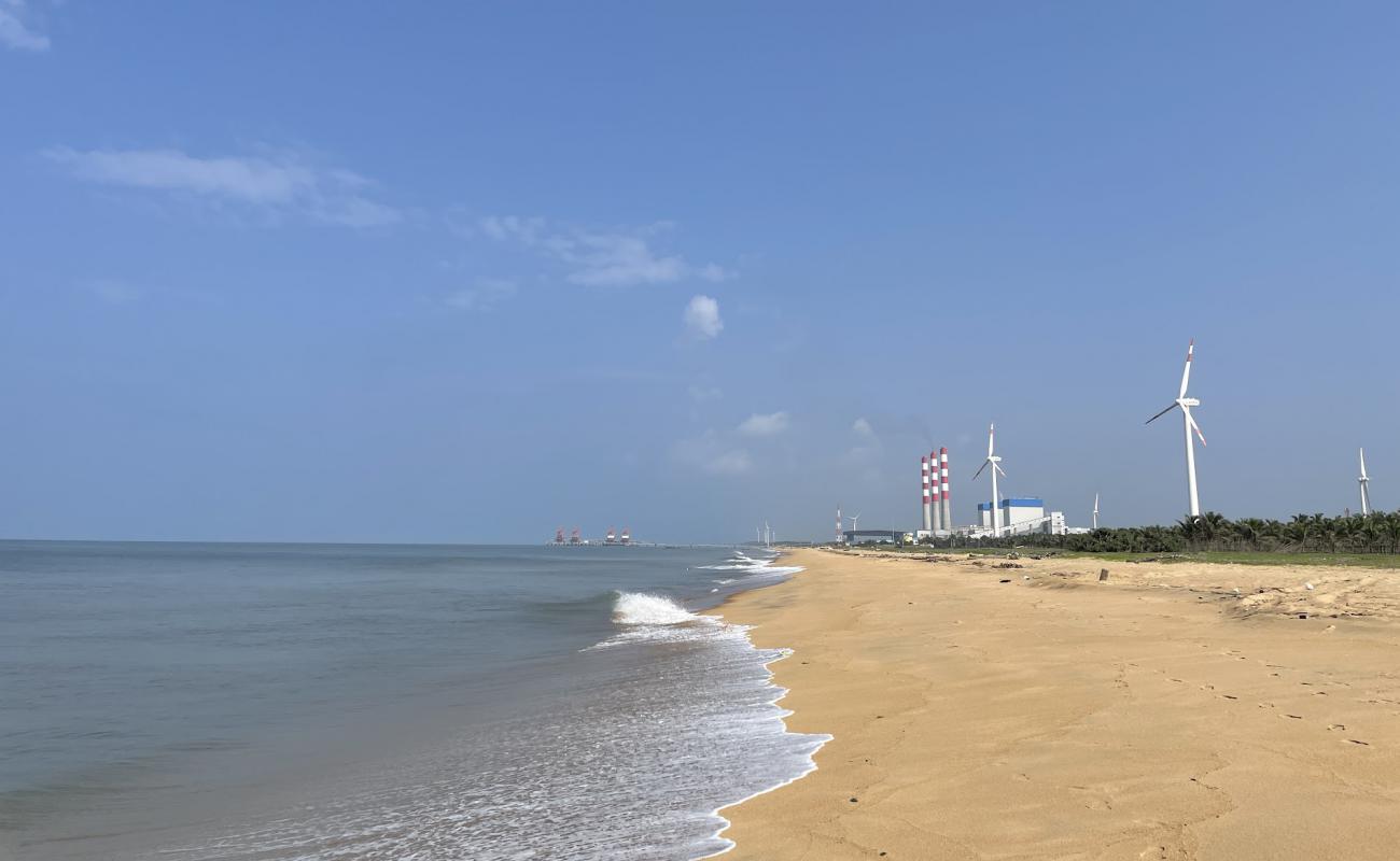 Photo de Melheim Beach avec sable lumineux de surface