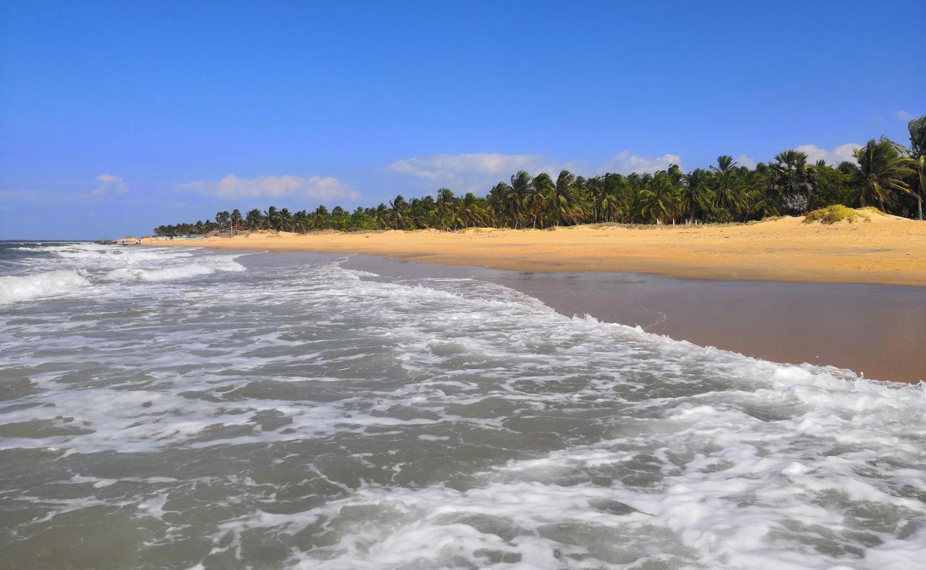 Photo de Kandakuliya Beach avec sable lumineux de surface