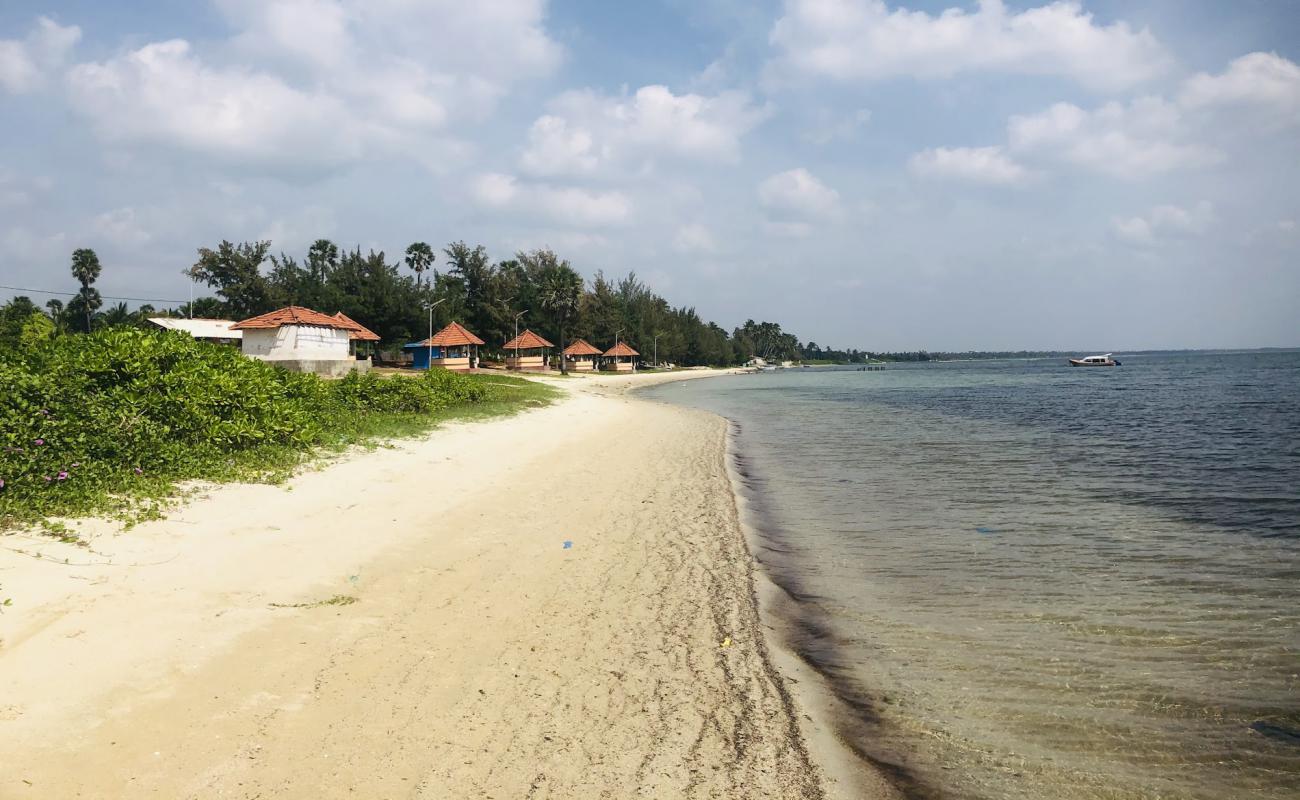 Photo de Chaddy Beach avec sable lumineux de surface