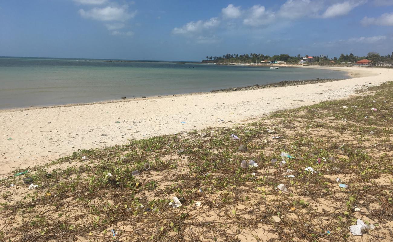 Photo de Akkarai Beach avec sable clair avec caillou de surface