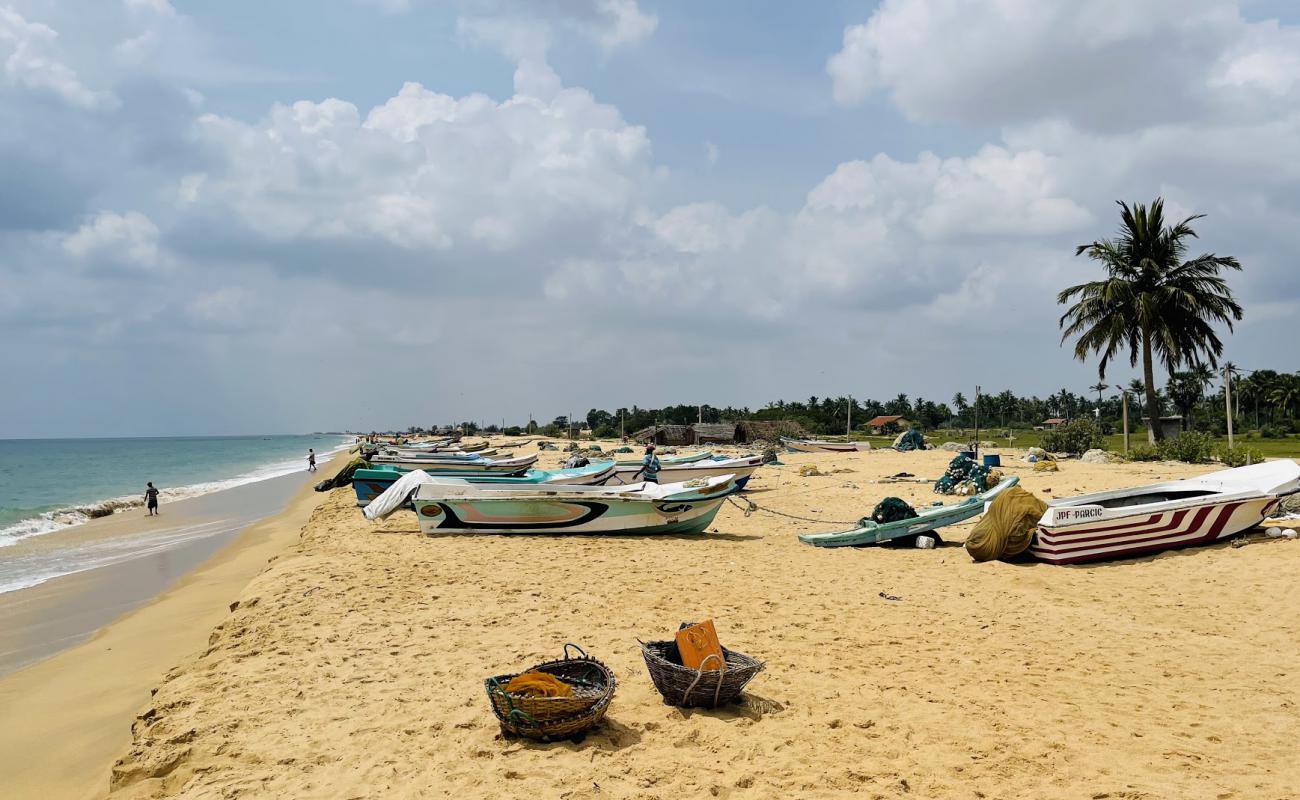 Photo de Manatkaadu Beach avec sable lumineux de surface