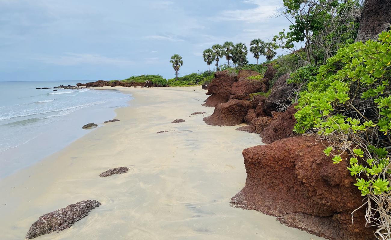 Photo de Old chemmalai beach avec sable beige de surface