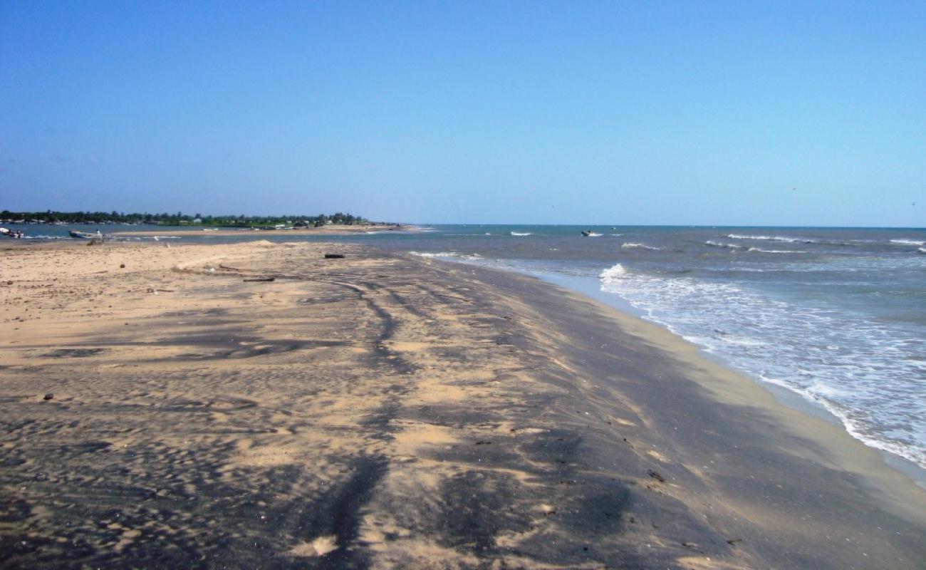 Photo de Pulmoddai Beach avec sable noir de surface
