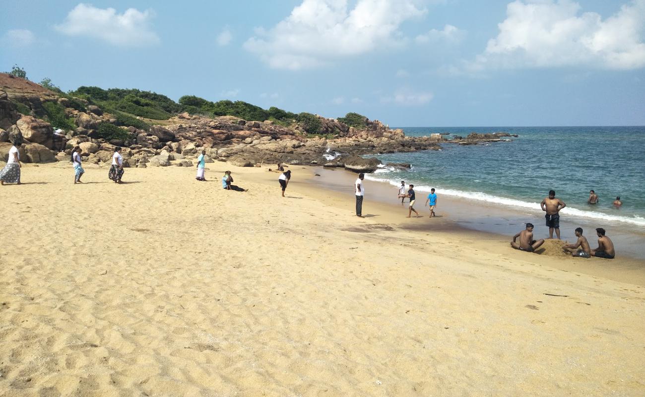 Photo de Arisi Malai Beach Hill avec sable beige de surface