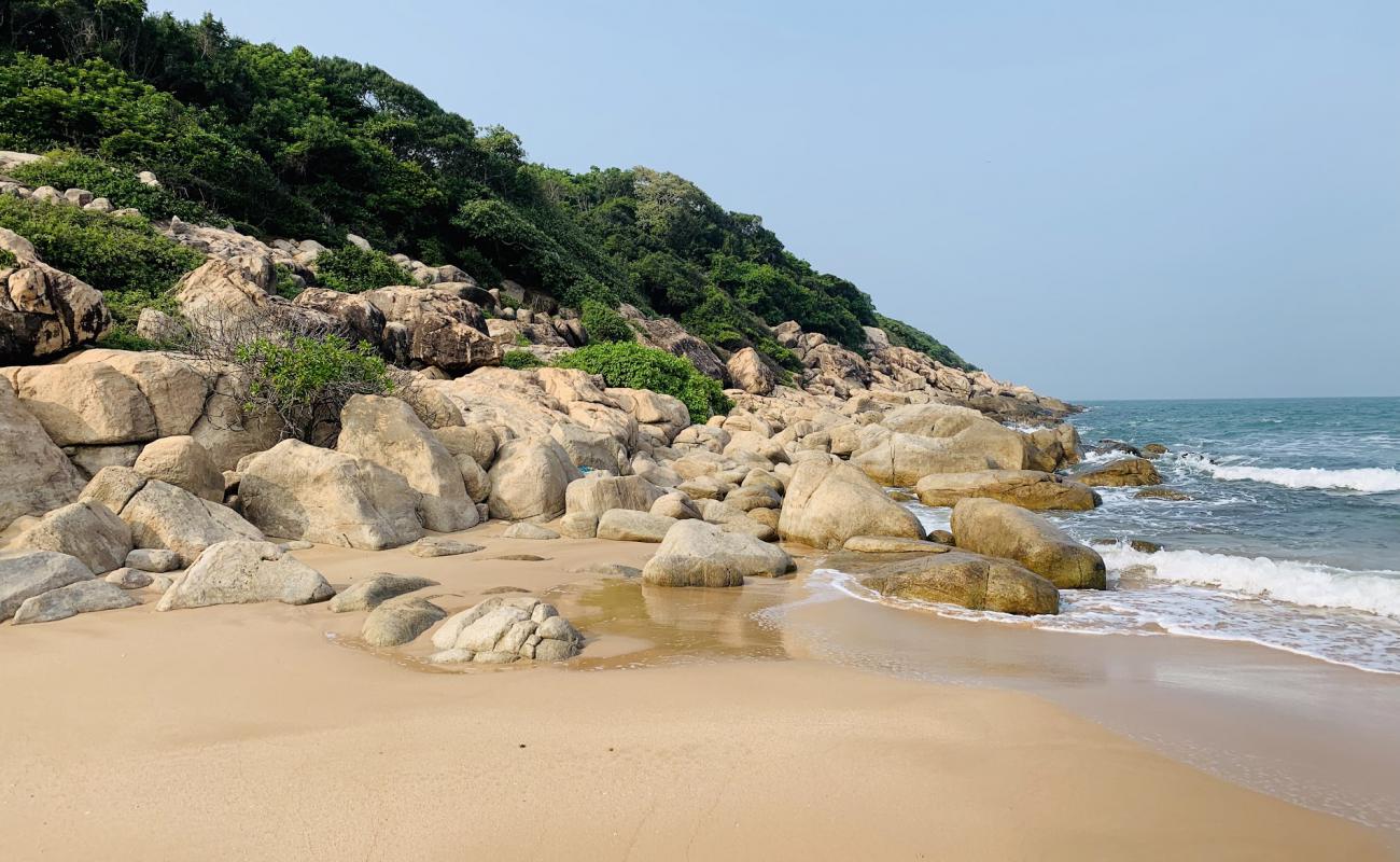 Photo de Kuchchaveli Beach III avec sable beige de surface