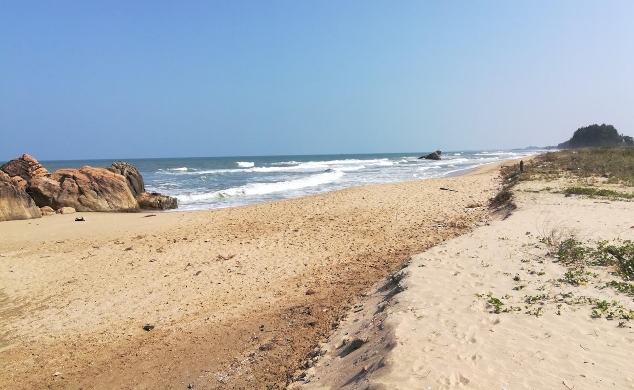 Photo de Kuchchaveli beach II avec sable beige de surface