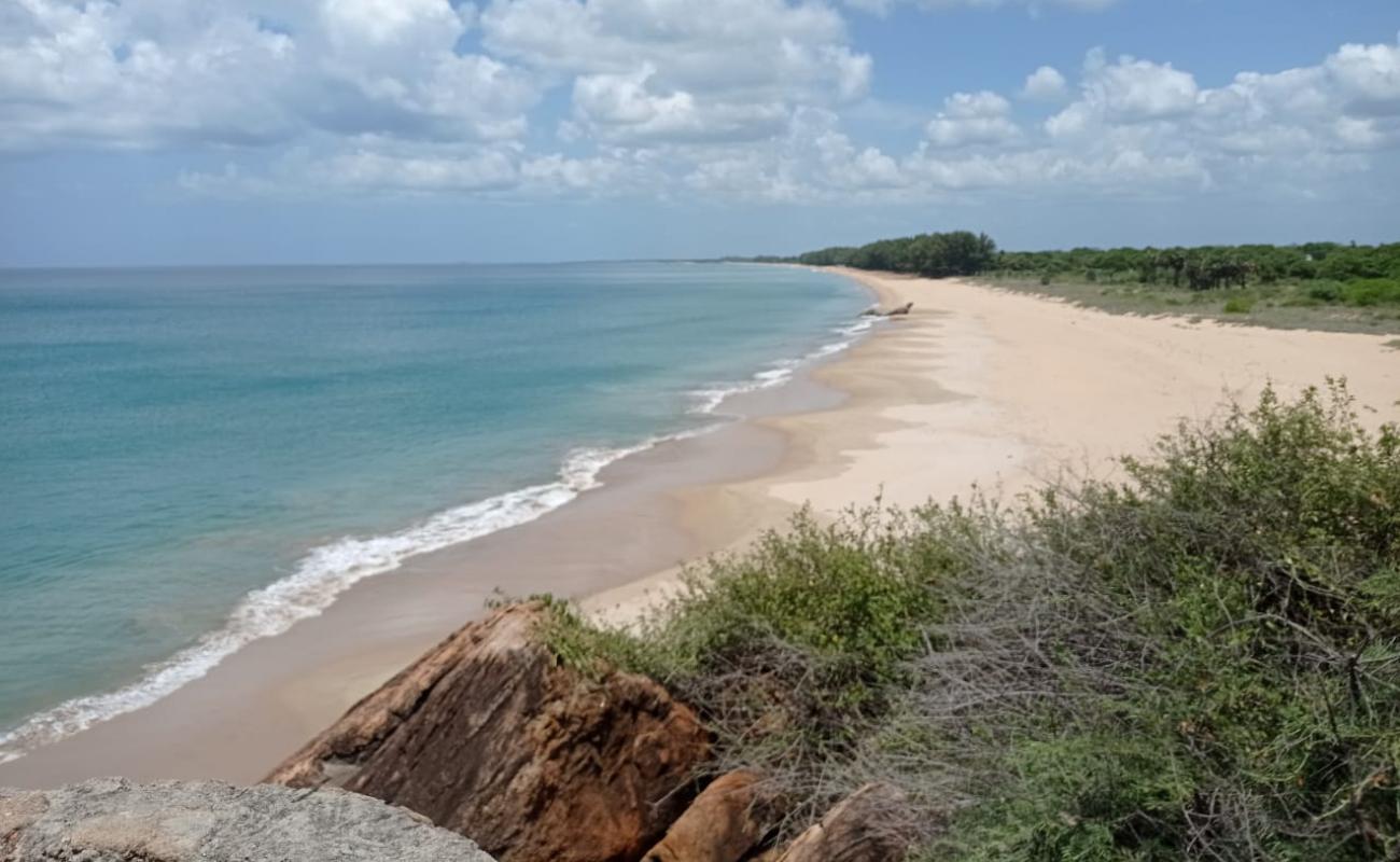 Photo de Kuchchaveli beach avec sable beige de surface
