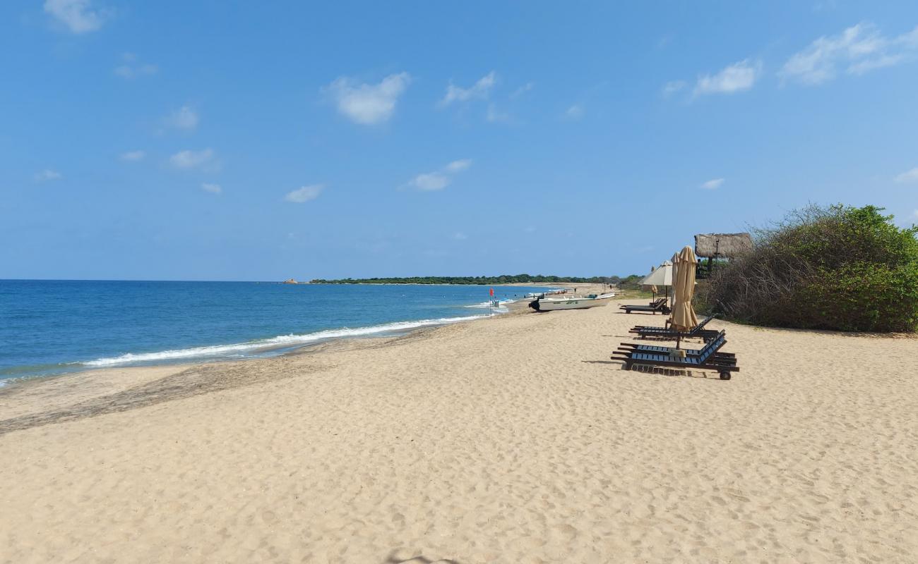 Photo de Uga Jungle Beach avec sable beige de surface