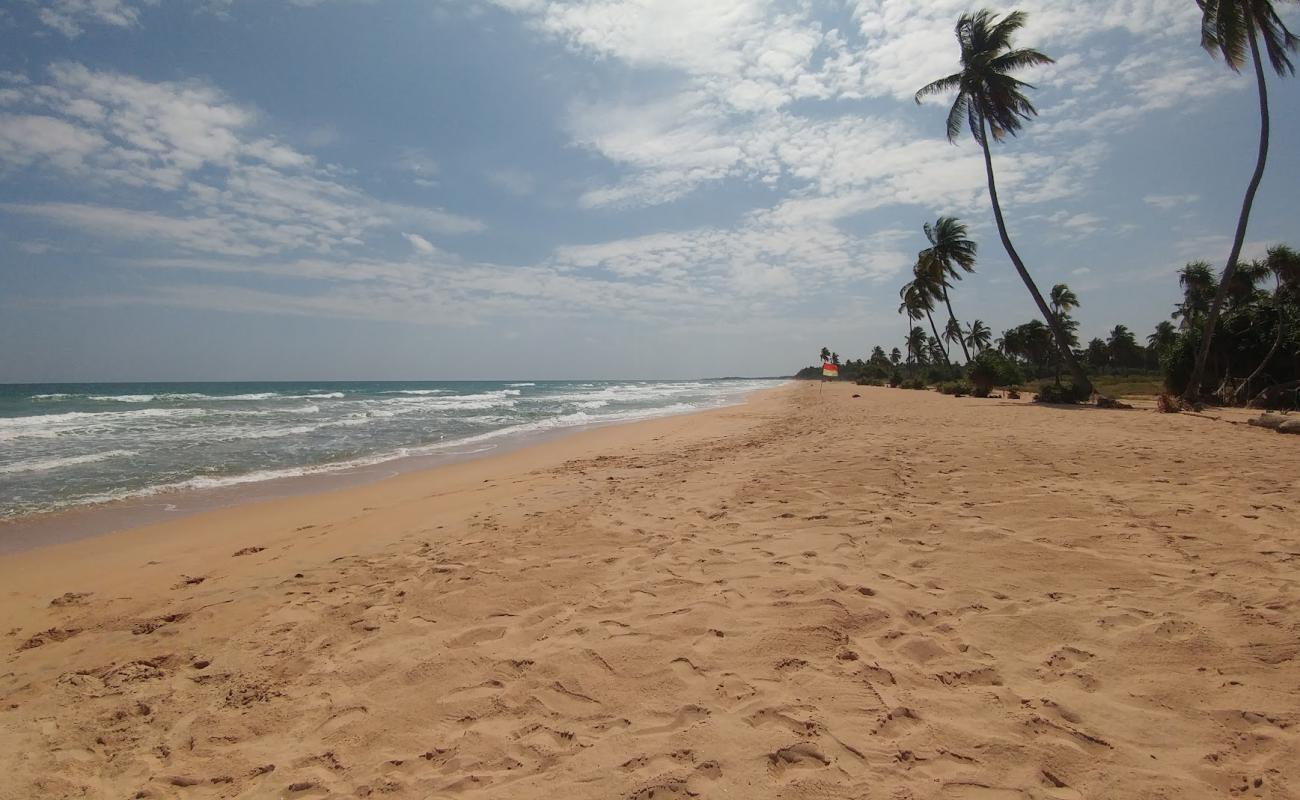 Photo de Uppuveli Beach avec sable lumineux de surface