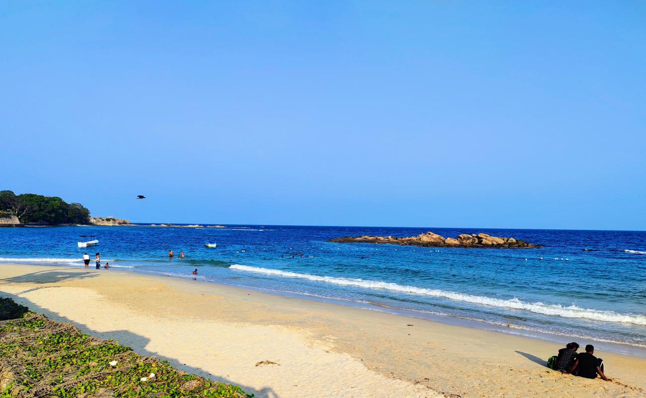 Photo de Public Beach Trincomalee avec sable beige de surface
