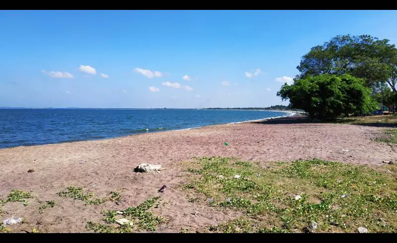 Photo de Kinniya Beach avec sable beige de surface