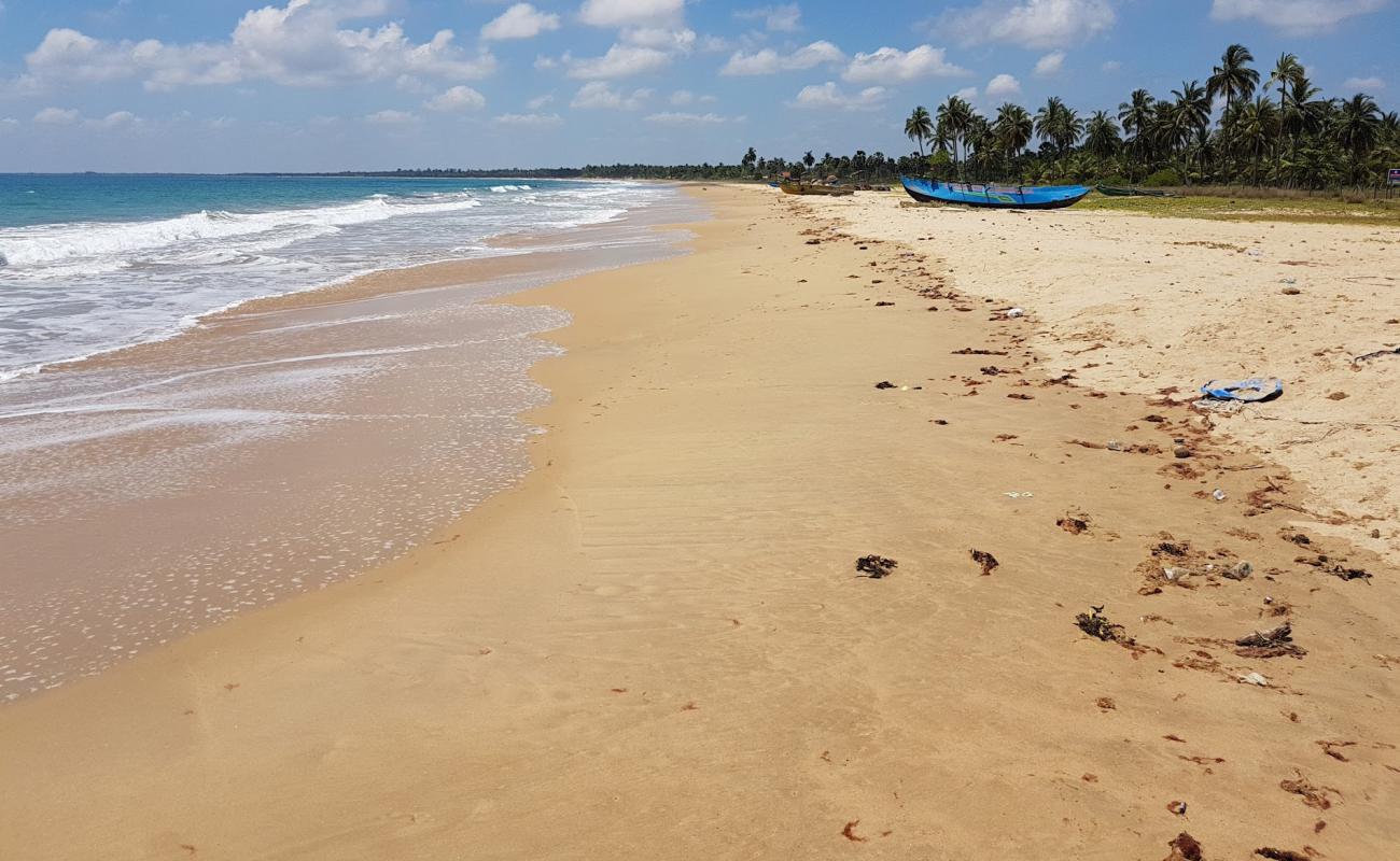 Photo de Kalkudah Beach avec sable beige fin de surface