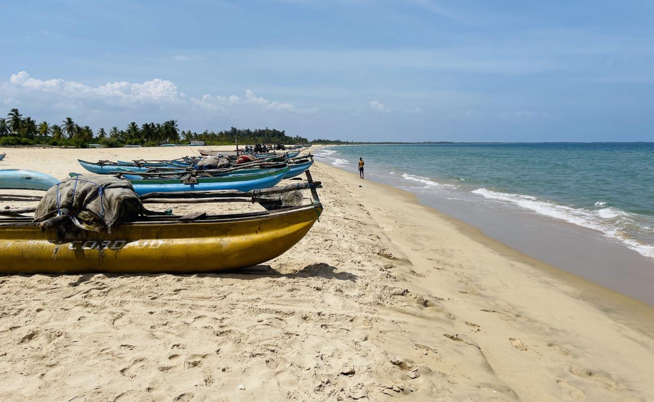 Photo de Jinna Beach avec sable beige fin de surface