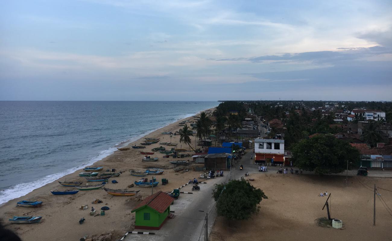 Photo de Kalmunai Beach avec sable beige de surface