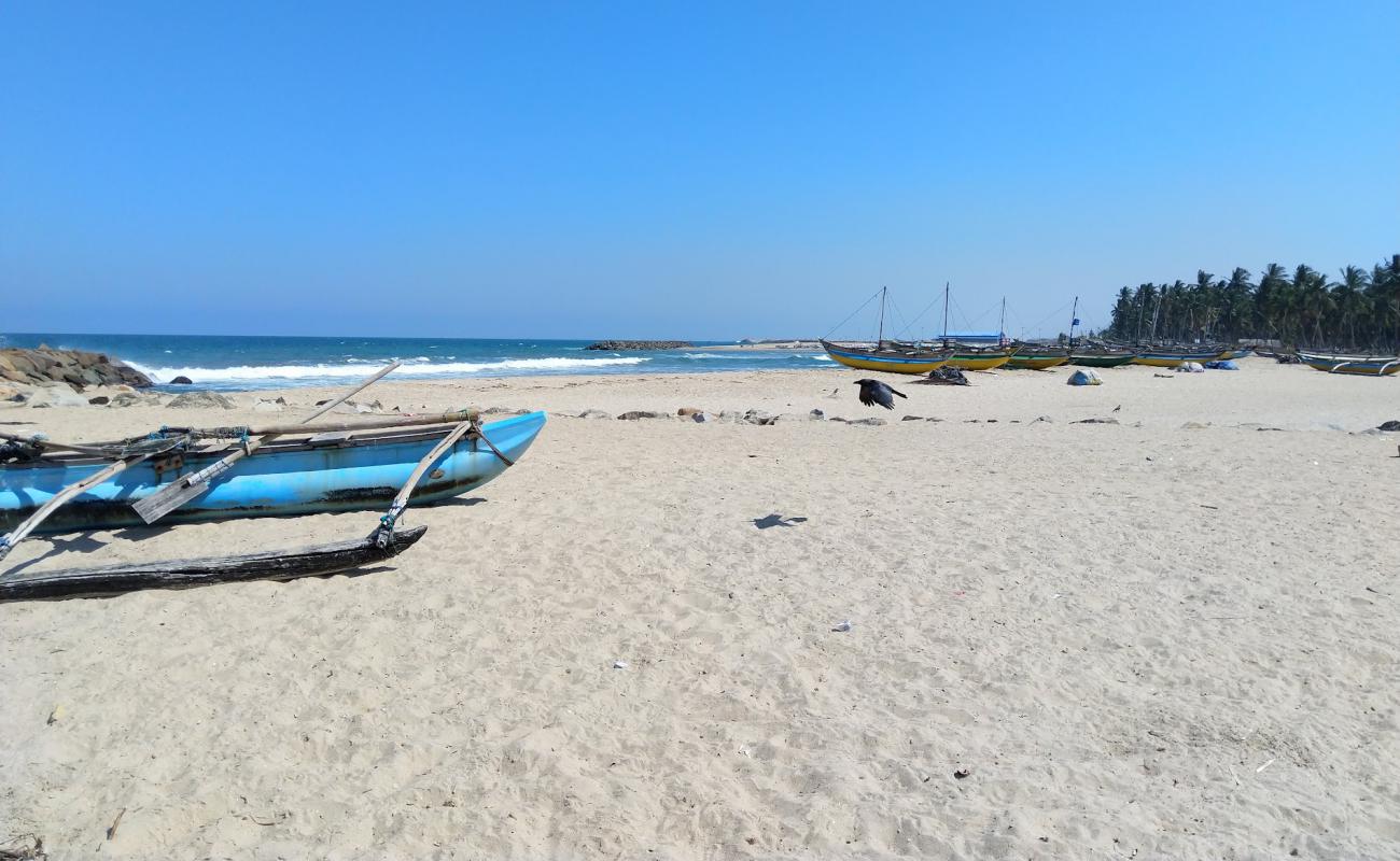 Photo de Oluvil Beach avec sable lumineux de surface