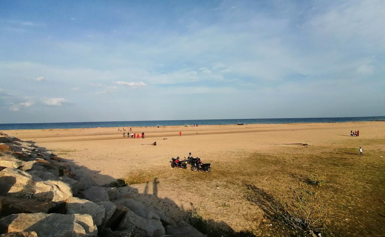 Photo de Palamunai Beach avec sable lumineux de surface